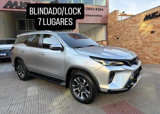 TOYOTA HILUX SW4 2.8 D-4D TURBO DIESEL SRX PLATINUM 7L 4X4 AUTOMÁTICO TOYOTA HILUX SW4 2.8 D-4D TURBO DIESEL SRX PLATINUM 7L 4X4 AUTOMÁTICO